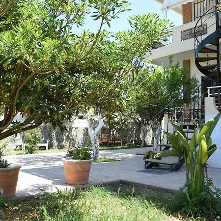 House With Quiet Garden Apartment *